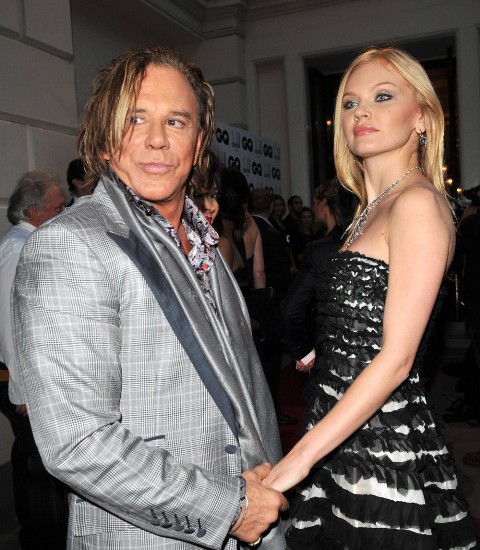 Mickey Rourke formaliza su compromiso con su novia