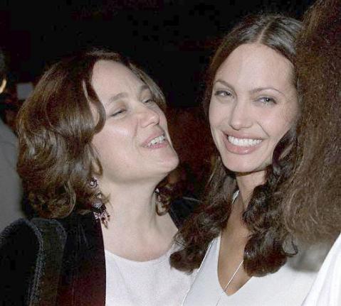 Angelina Jolie recuerda a su madre con un video