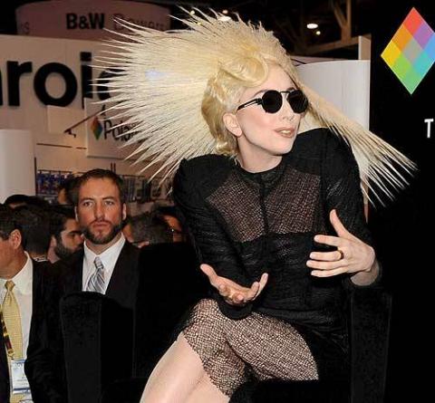 Lady Gaga imagen y directora creativa de Polaroid