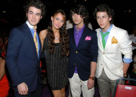 Los Jonas Brothers y Miley Cyrus, presentadores en los Grammy 2010