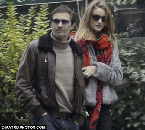 Olivier Martinez sale con la joven modelo de Victoria´s Secret Rosie Huntington-Whiteley