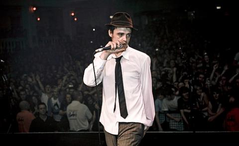 Pete Doherty, canta un himno nazi en Alemania