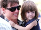 Tom Cruise le regala a su hija Suri un coche de carreras
