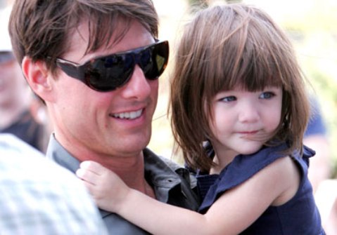 Tom Cruise le regala a su hija Suri un coche de carreras