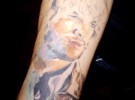Ashton Kutcher, tatuado en el brazo de un siberiano