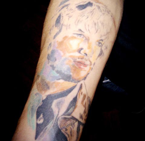 Ashton Kutcher, tatuado en el brazo de un siberiano