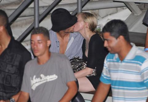 Madonna muy cariñosa con Jesús Luz en Río de Janeiro