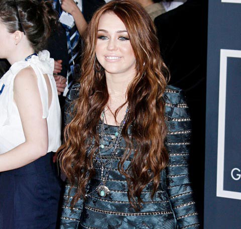 Miley Cyrus subasta su vestido de los Grammy 2010 para ayudar a Haití