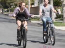Miley Cyrus y Liam Hemsworth dan un paseo en bicicleta