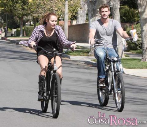 Miley Cyrus y Liam Hemsworth dan un paseo en bicicleta