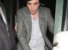 Robert Pattinson como un zombi después de correrse una juerga en Londres