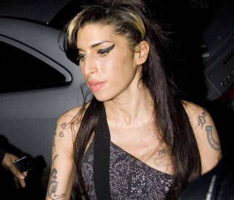 Amy Winehouse de nuevo en el hospital por una caída