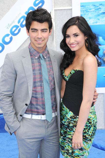 Joe Jonas busca anillo para Demi Lovato