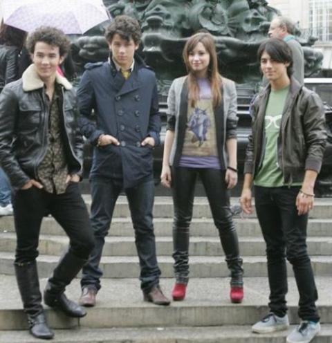 Jonas Brothers junto a Demi Lovato en el Tour Camp Rock 2010