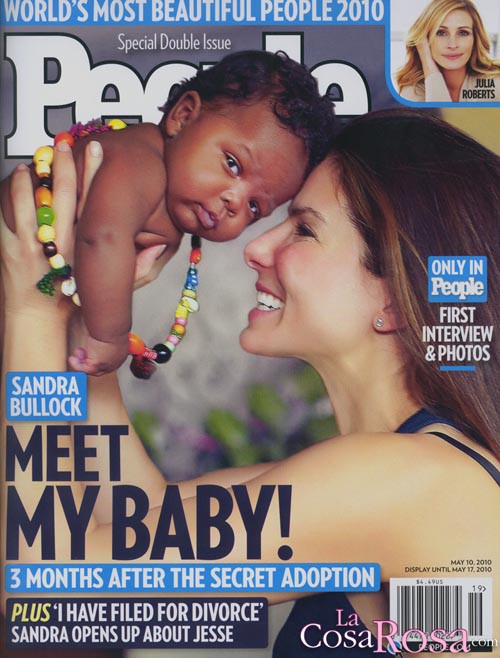 Sandra Bullock presenta a su bebé Louis Bardo en People