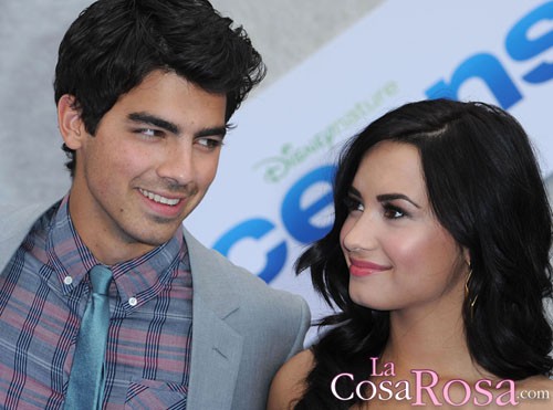 Demi Lovato y Joe Jonas juntos en la portada de Teen Vogue