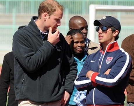 Joe Jonas con el príncipe Williams de Inglaterra en África