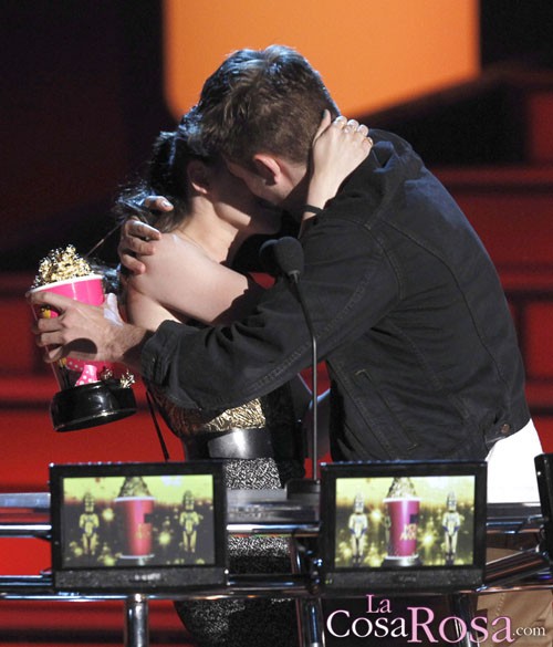 Beso entre Robert Pattinson y Kristen Stewart en los MTV Movie Awards 2010