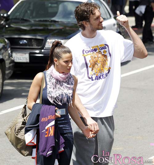 Paul Gasol acude con su novia Silvia López a la celebración del triunfo de Los Lakers