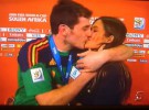 Iker Casillas celebra la victoria de España en el Mundial con un beso a Sara Carbonero