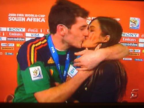 Iker Casillas celebra la victoria de España en el Mundial con un beso a Sara Carbonero