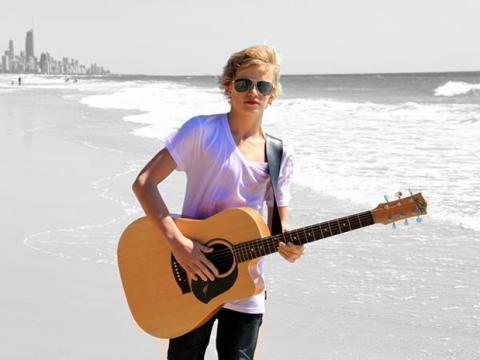 Cody Simpson declara que Justin Bieber no es un rival