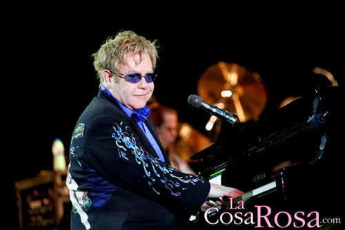 Elton John habla sobre sus problemas con el alcohol y las drogas