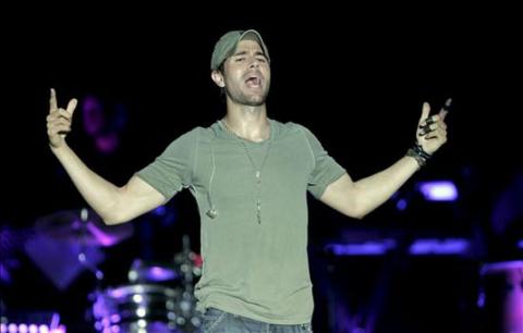 Si Enrique Iglesias Se Desnuda Ser Detenido Por La Polic A De Miami