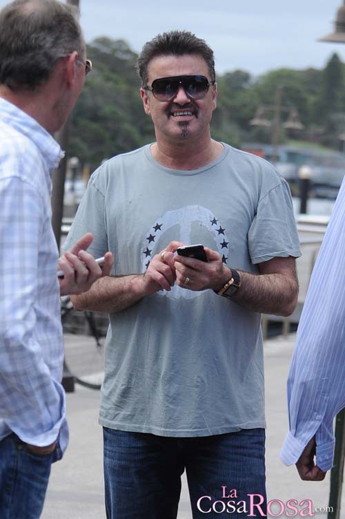 George Michael estampa su coche contra una tienda de fotos