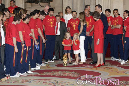 Las infantas Leonor y Sofía se visten de la roja en las celebraciones