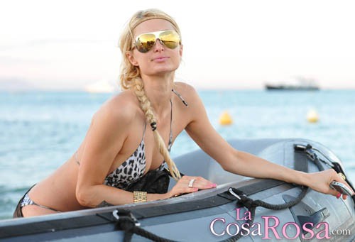 Paris Hilton, pillada en topless en alta mar