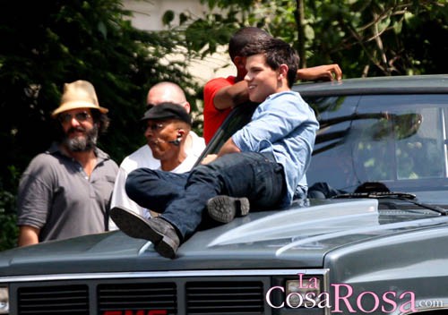 Taylor Lautner enseña los abdominales en el rodaje de Abduction