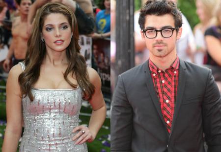 Joe Jonas besa en plena calle a Ashley Greene