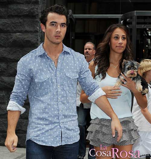 Kevin Jonas y Danielle Delease siguen de luna de miel en su propio autobús