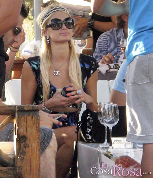 Paris Hilton se divierte en Ibiza con un amigo de Rafa Mora