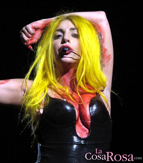 Lady Gaga vuela medio desnuda de Los Ángeles a Nueva York