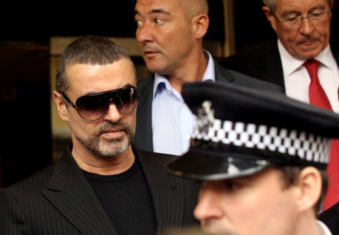 Trasladan a George Michael de prisión por su seguridad