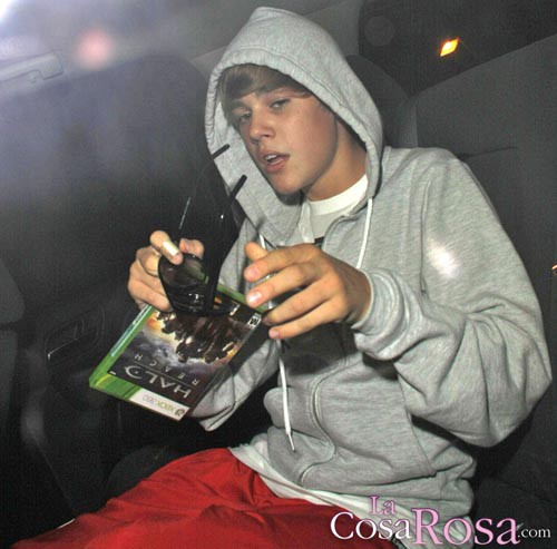 Justin Bieber quiere pasar inadvertido en la presentación de Halo Reach de Xbox