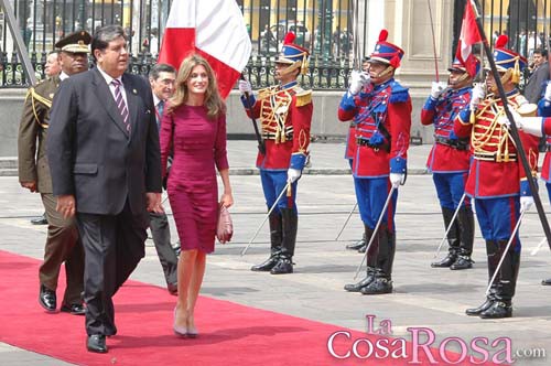 Letizia Ortiz es olvidada por el protocolo en Perú