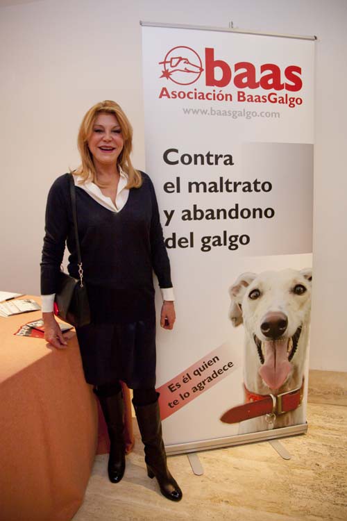 Carmen Thyssen defiende los derechos de los animales en una exposición de Baas Galgo