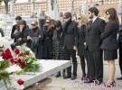 Concha Velasco y sus hijos desolados en el entierro de Paco Marsó