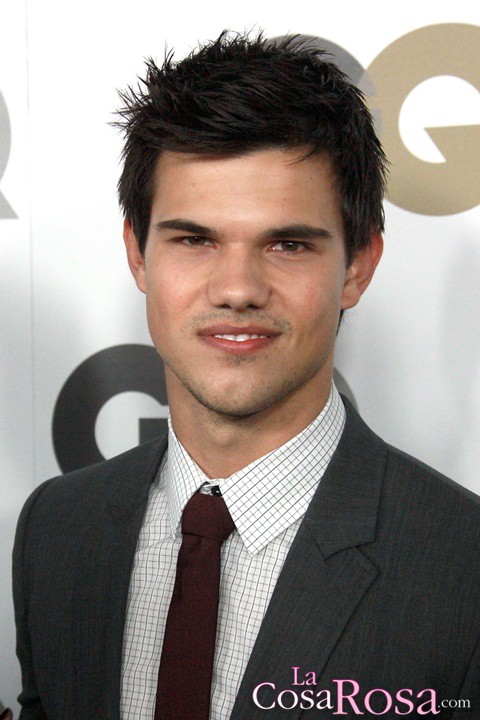 Taylor Lautner elegante en la gala del hombre del año para GQ