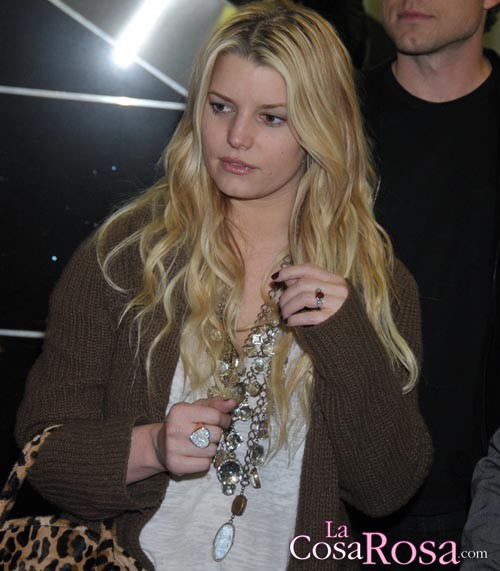 Jessica Simpson luce con alegría su anillo de compromiso