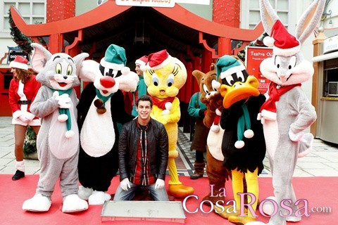 Mario Casas deja huella en el parque Warner de Madrid