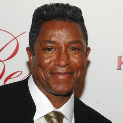 Jermaine Jackson, le roban una bolsa con objetos de valor