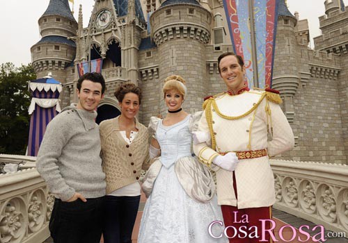 Kevin Jonas y Danielle Deleasa pasan su primer aniversario de boda en Disneyland