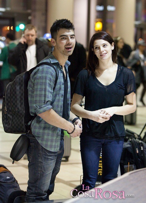 Joe Jonas le regala un anillo de compromiso a Ashley Greene