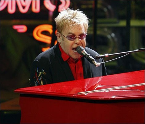 Elton John contra Kim Kadarshian esa ‘vieja fulana salida de alguna parte’