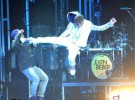 Justin Bieber le da una patada a un bailarín en pleno escenario