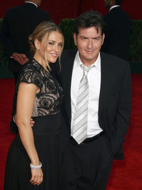 Charlie Sheen y Brooke Mueller se someten tests de drogas por la custodia de sus hijos